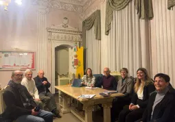 La seduta del tavolo di lavoro, con i rappresentanti delle associazioni, il sindaco Ezio Donadio e la vice-sindaca Beatrice Aimar